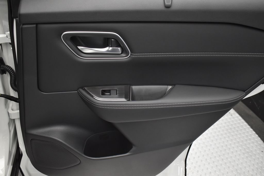 New 2026 Everest White Pearl TriCoat Nissan Platinum image 32