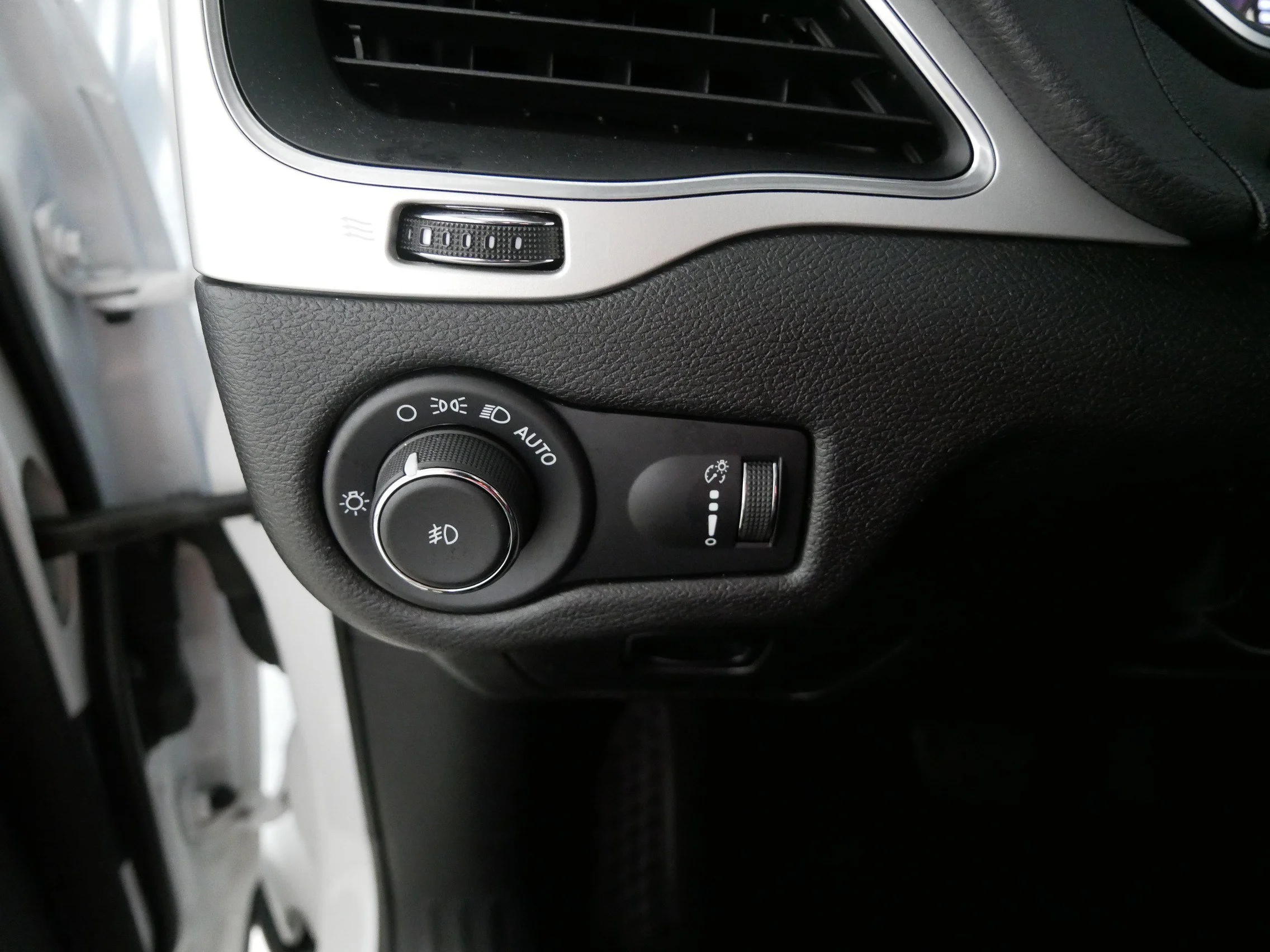 Used 2022 Bright White Clearcoat Jeep X image 26