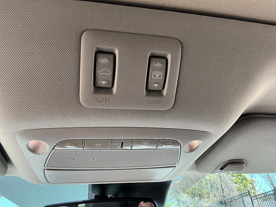 Used 2019 Pearl White Tricoat Nissan SL image 22