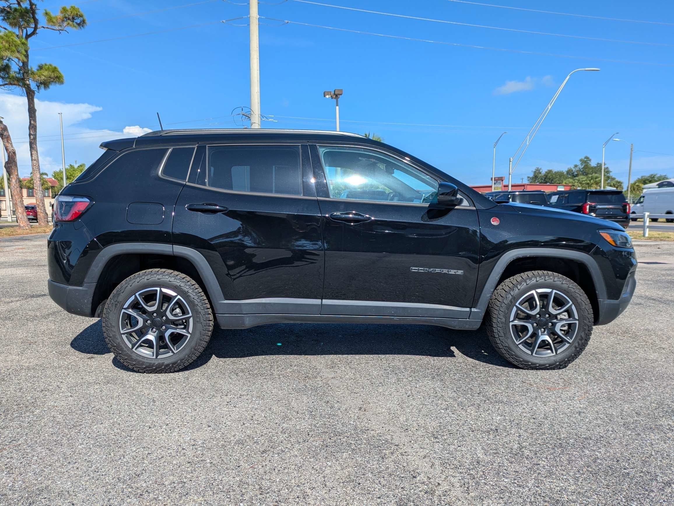 Used 2024 Diamond Black Crystal Pearlcoat Jeep Trailhawk image 4