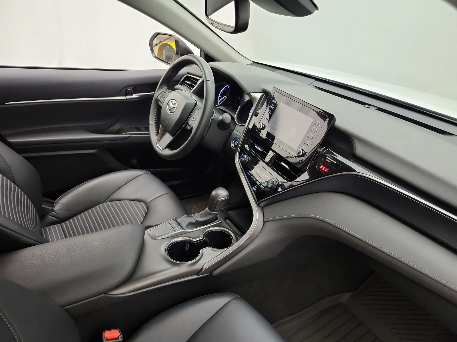 Used 2023 Ice Cap Toyota SE image 17