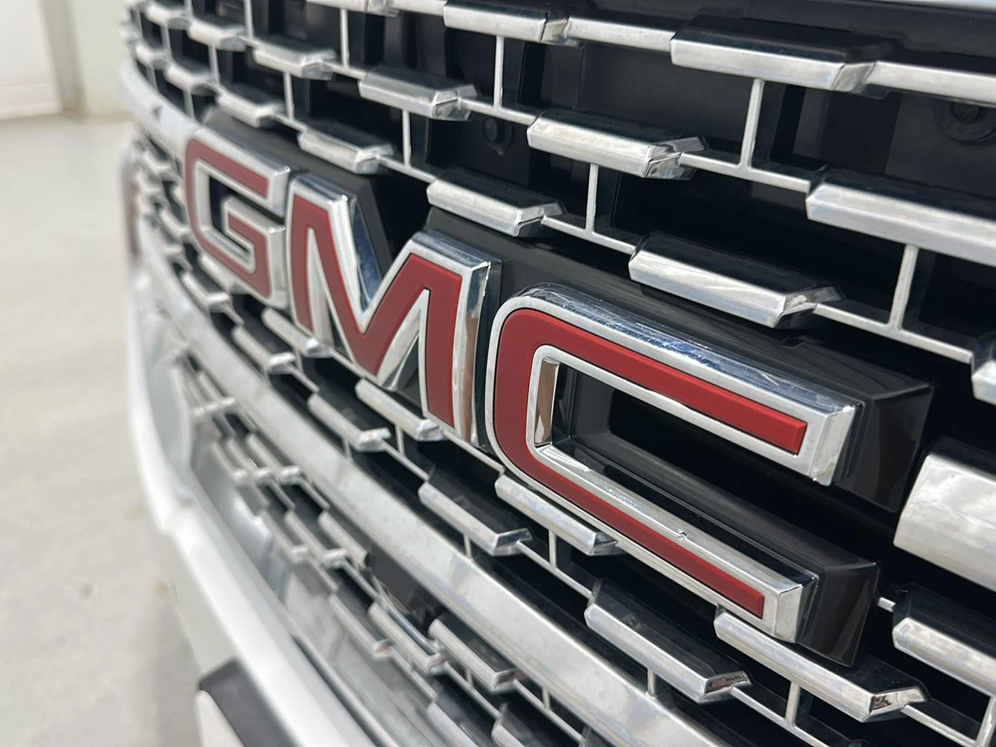 Used 2022 White Frost Tricoat GMC Denali image 30