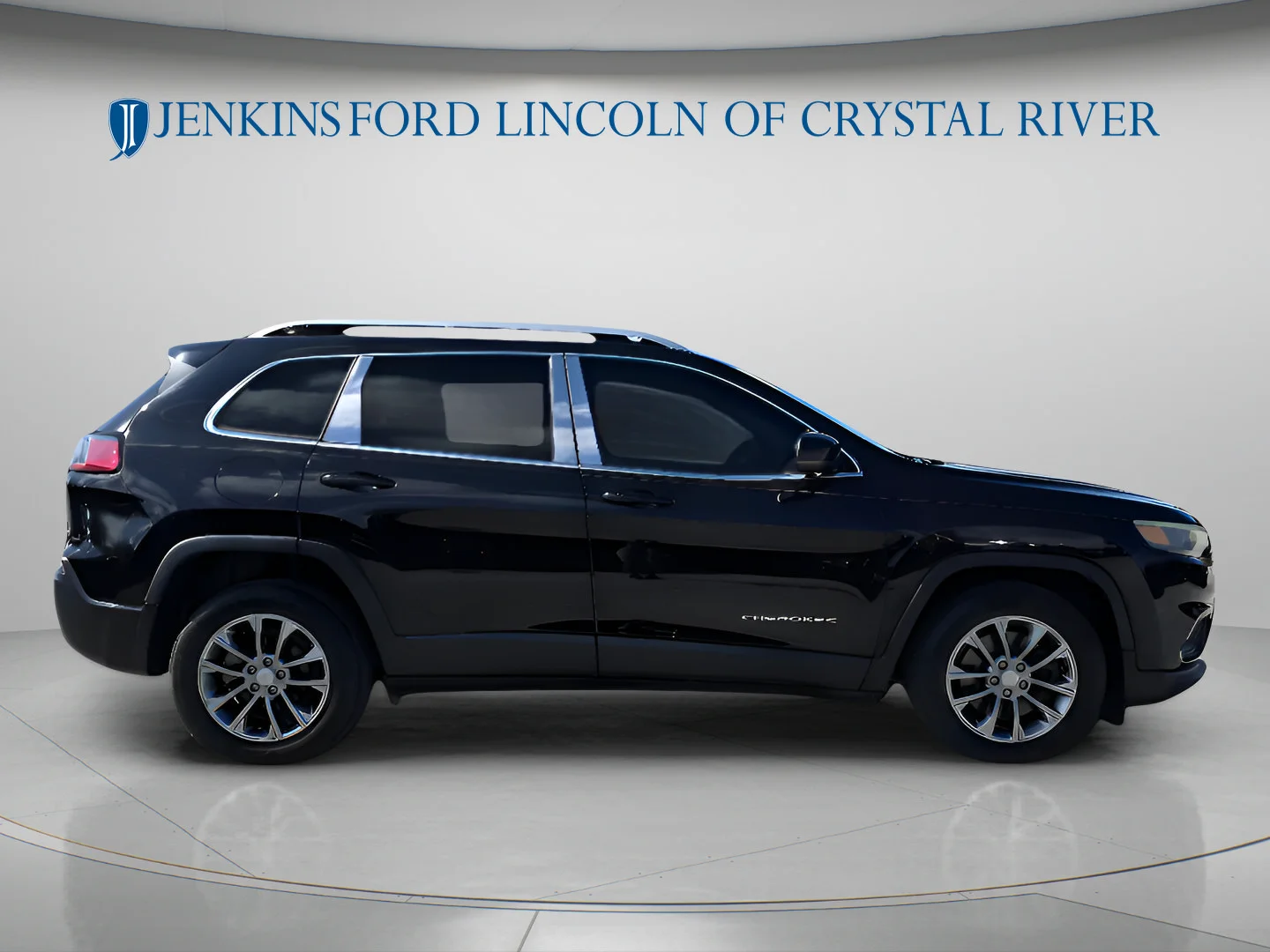 Used 2019 Diamond Black Crystal Pearlcoat Jeep Latitude Plus image 3