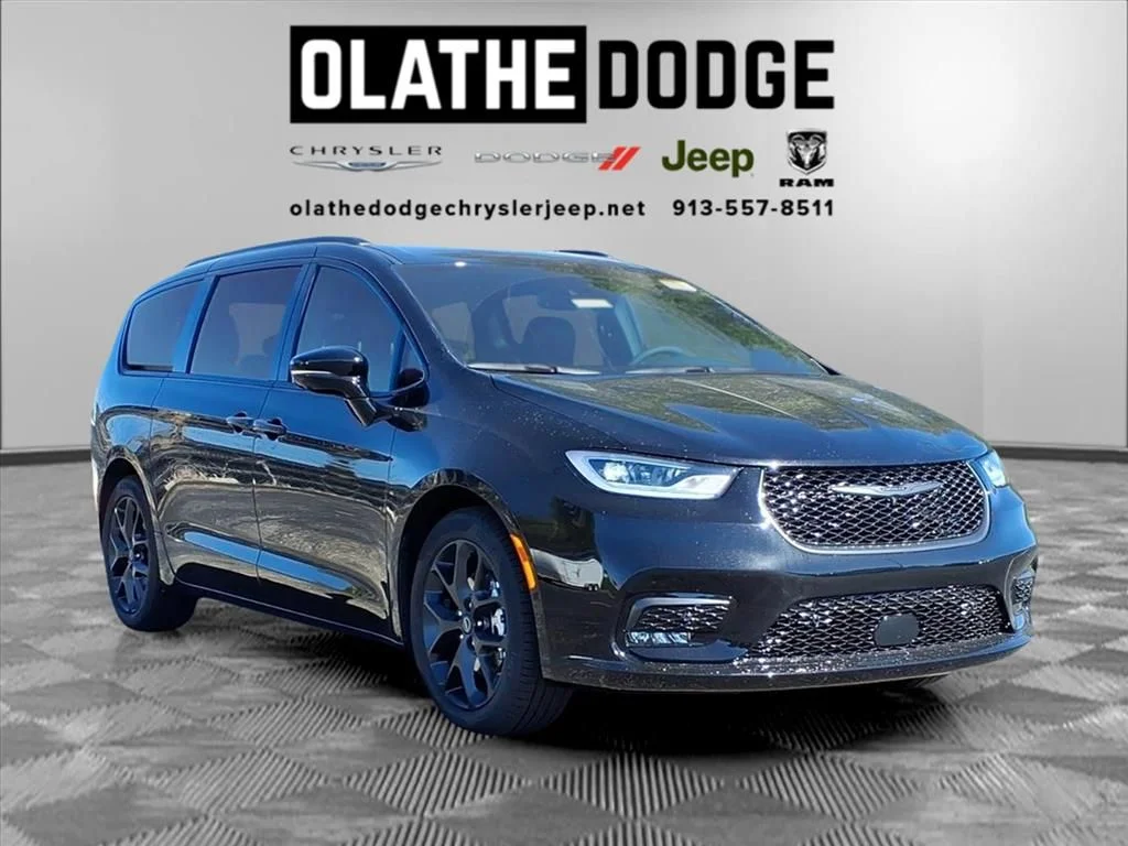New 2026 Diamond Black Crystal Pearl-Coat Exterior Paint Chrysler Select image 9
