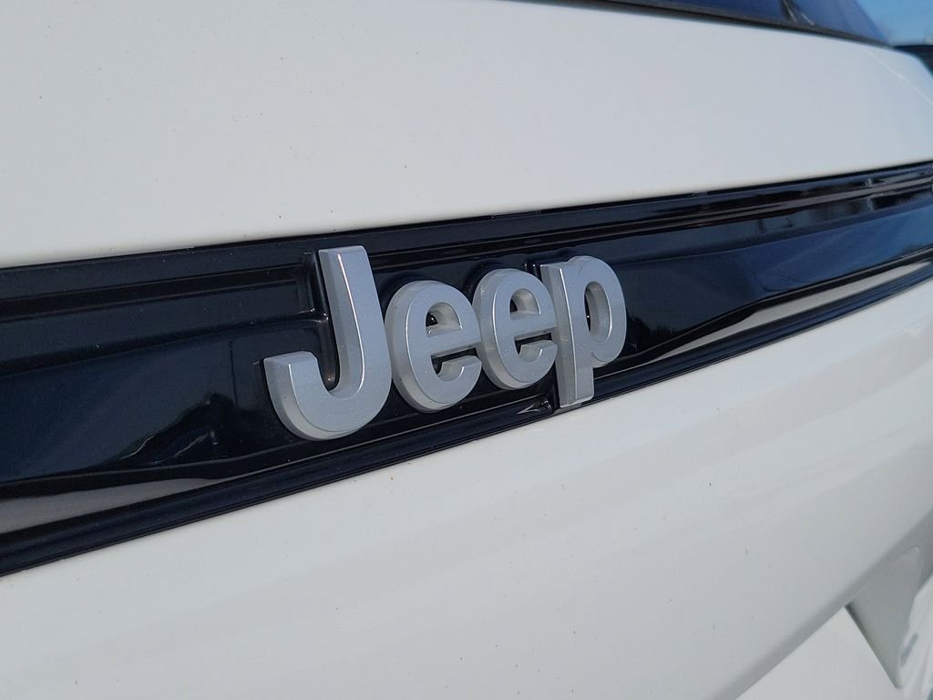 Used 2024 White Jeep Laredo image 6