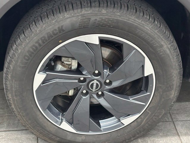 Used 2025 Gray Nissan SV image 6