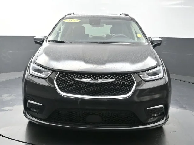 Used 2023 Black Chrysler Limited image 2