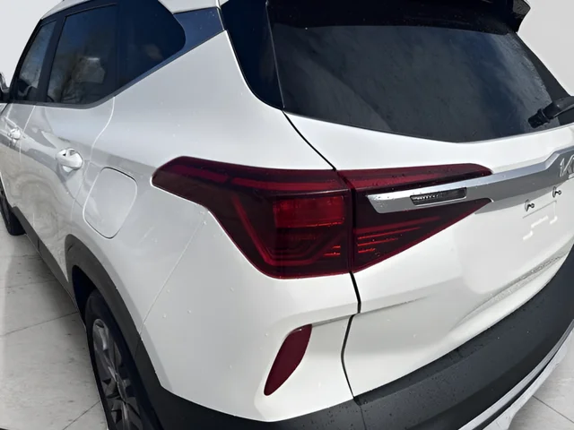 Used 2022 White Kia S image 4