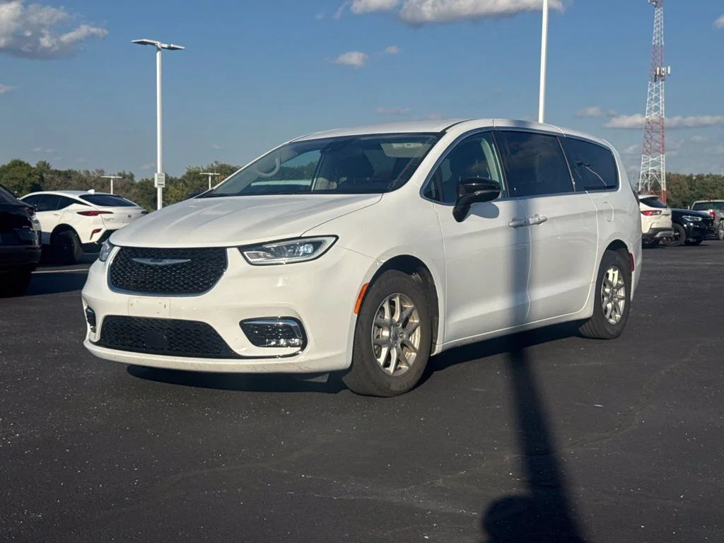 Used 2024 White Chrysler Touring L image 9