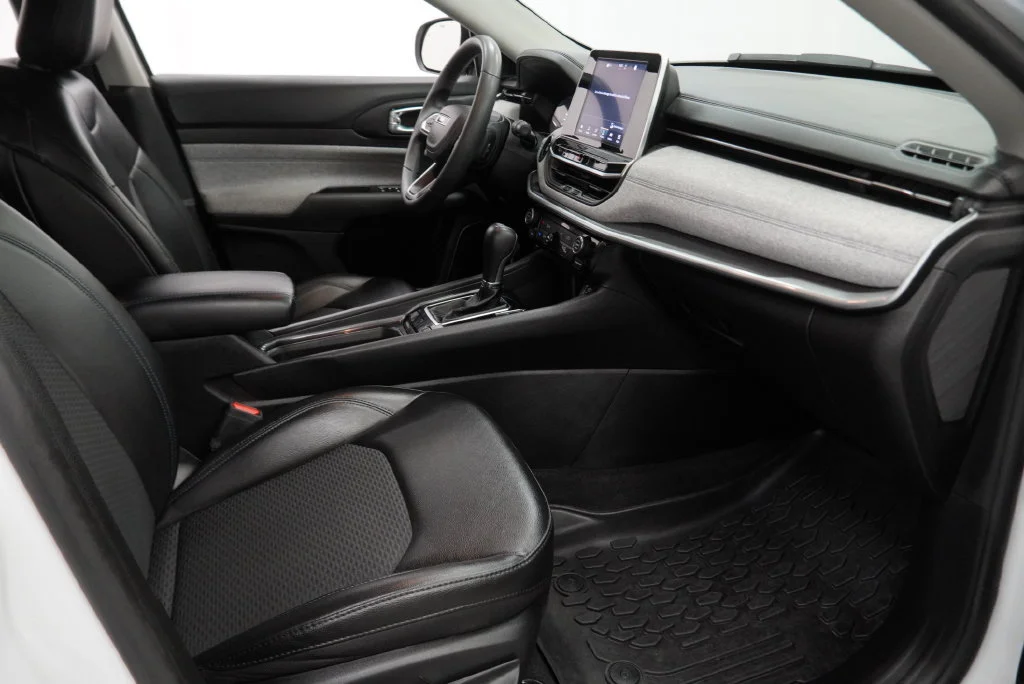 Used 2022 Bright White Clea Jeep Latitude image 38