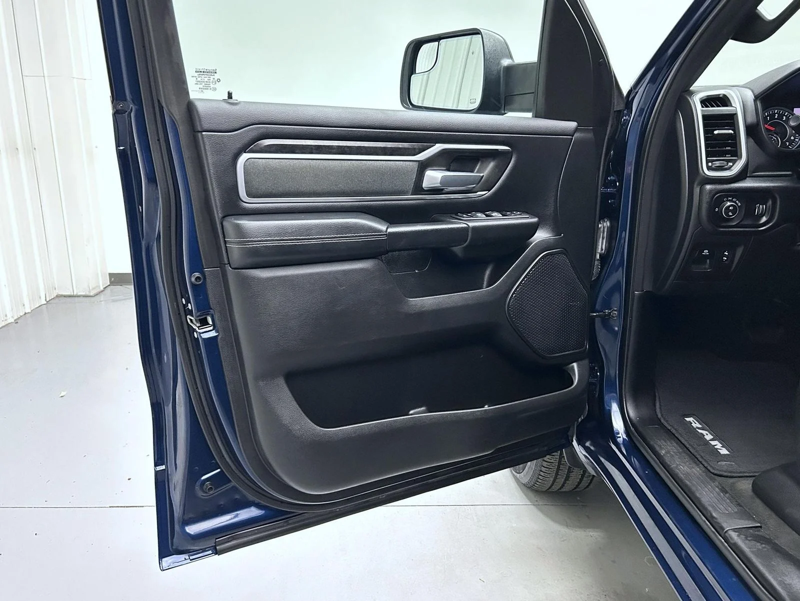 Used 2022 Blue Ram Big Horn/Lone Star image 9