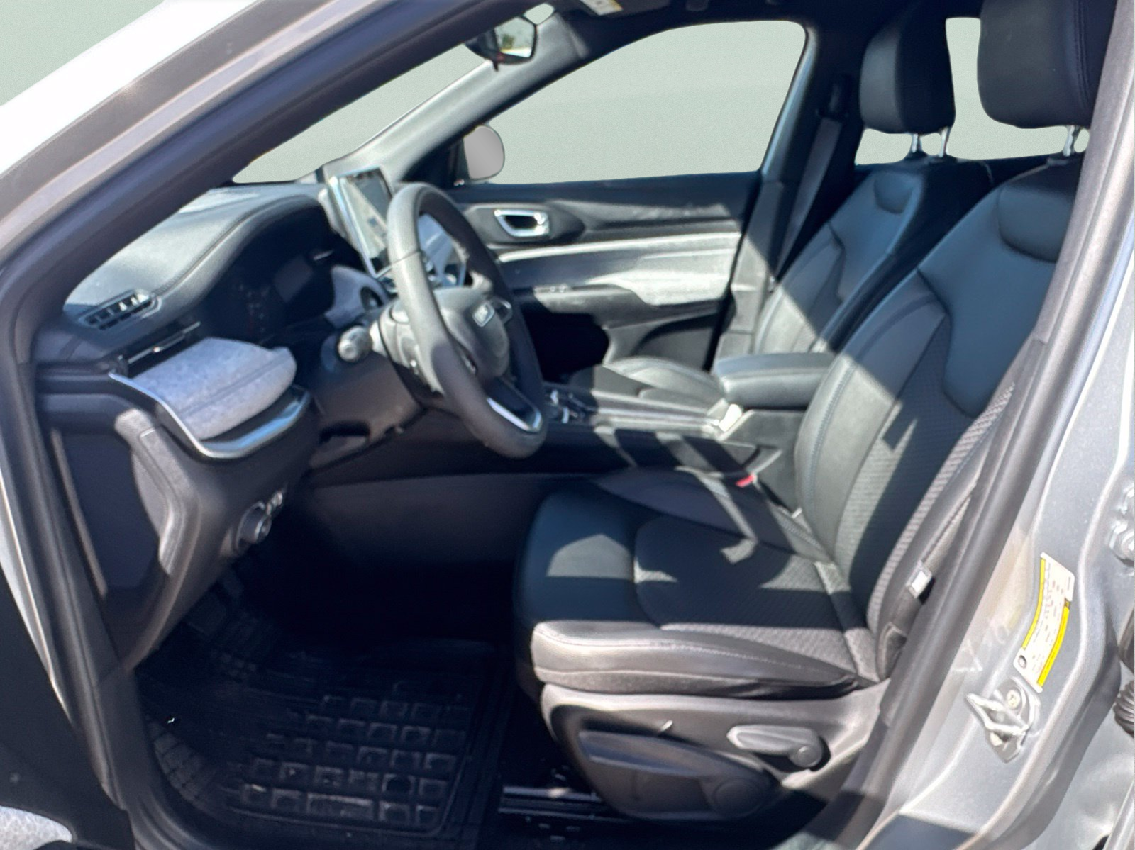 Used 2025 Silver Jeep Latitude image 9
