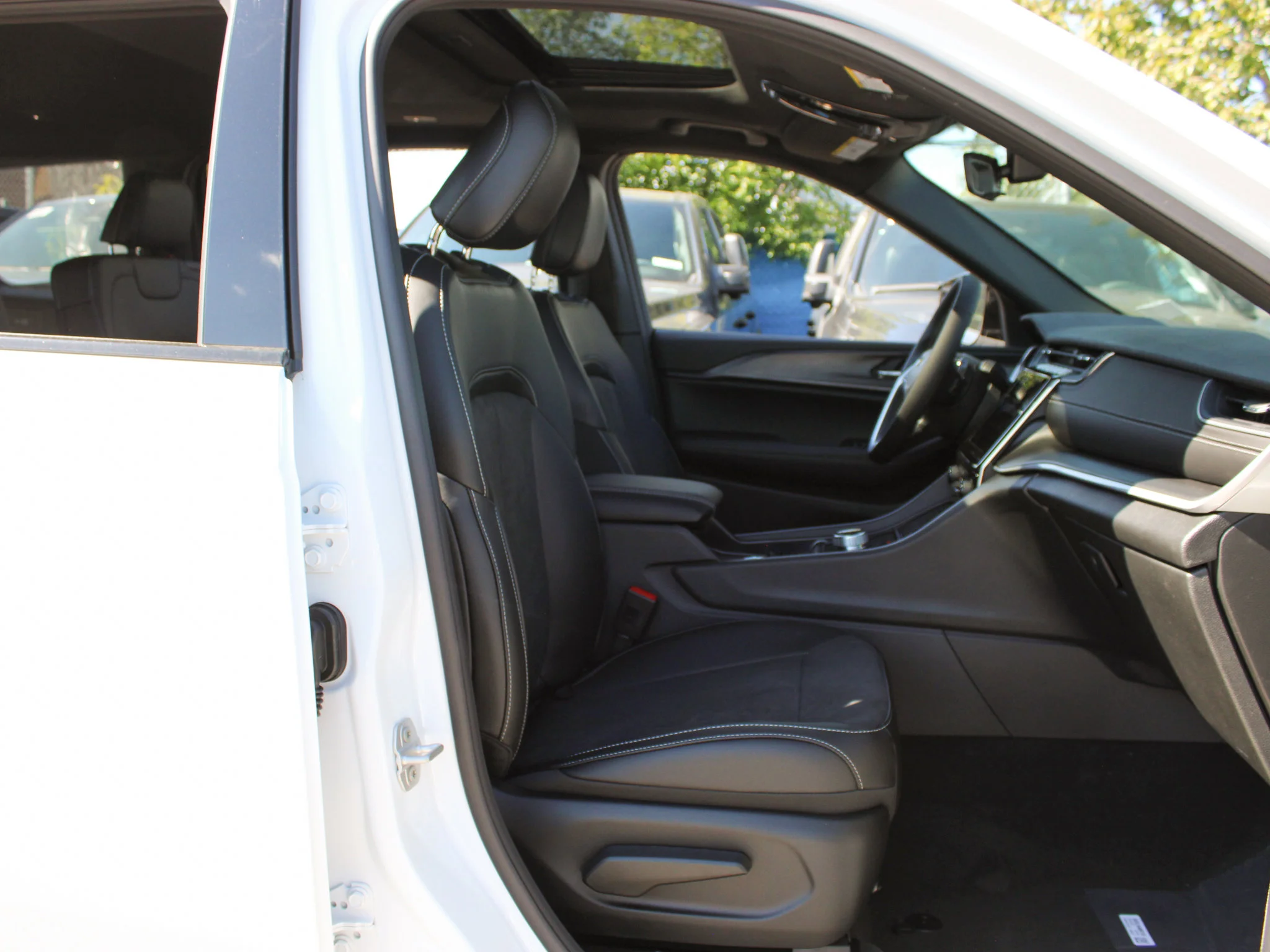 New 2025 White Jeep Altitude* 4x4, Trailer Tow Pkg, Sunroof, Heated Leather image 13
