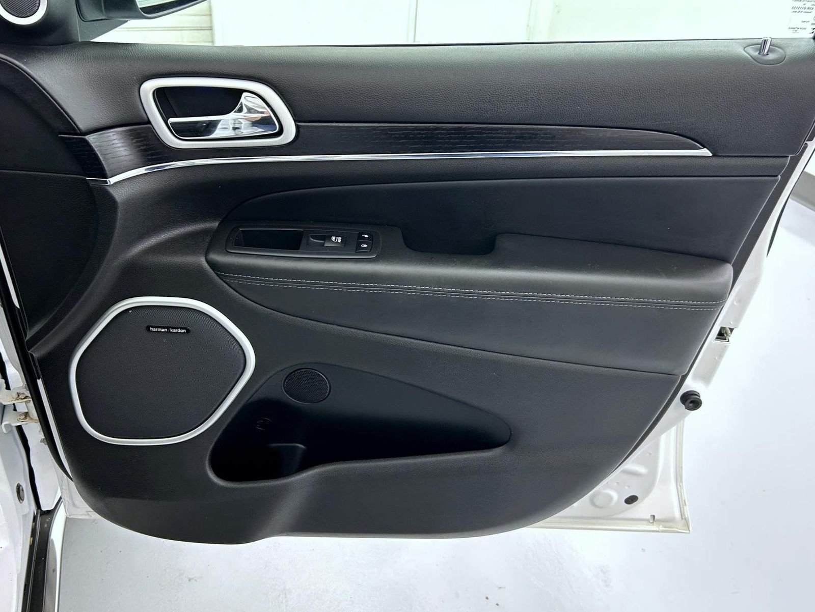 Used 2020 White Jeep Summit image 16