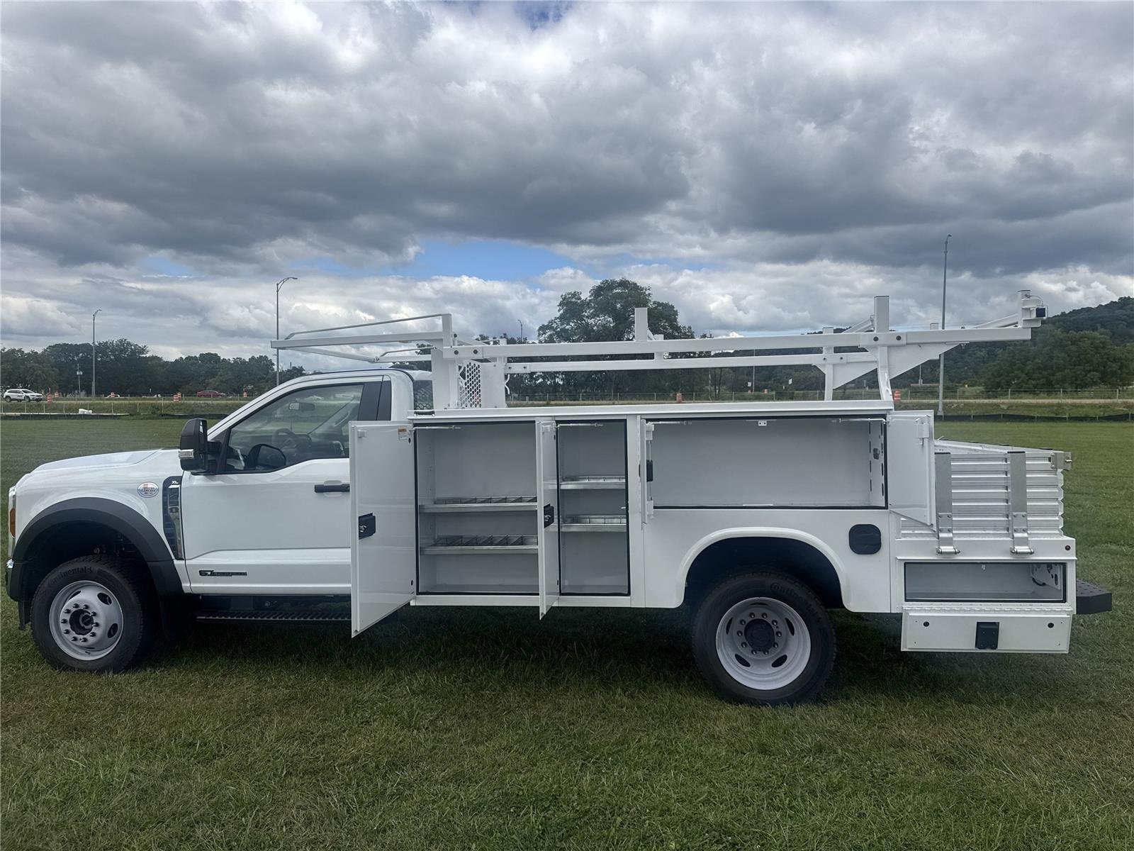 2025 Ford F-450 Super Duty Chassis Cab XL - Photo 2