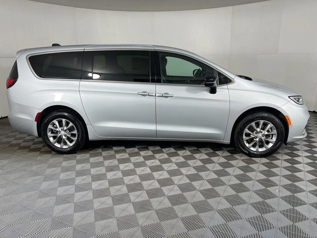 Used 2026 Silver Mist Clearcoat Chrysler Select image 10