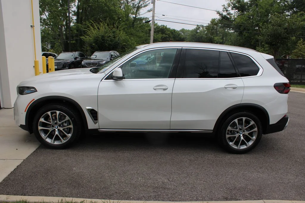 New 2026 Mineral White Metallic BMW xDrive40i image 10
