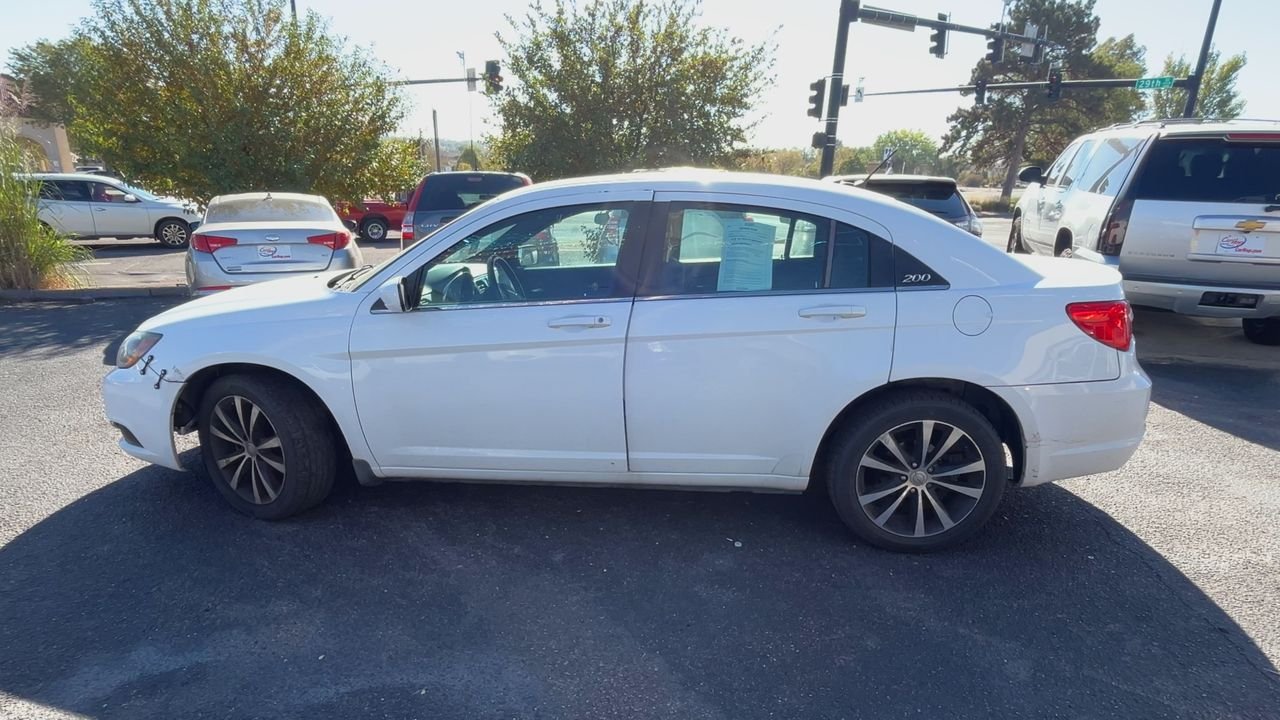 2013 Chrysler 200 Touring photo 3