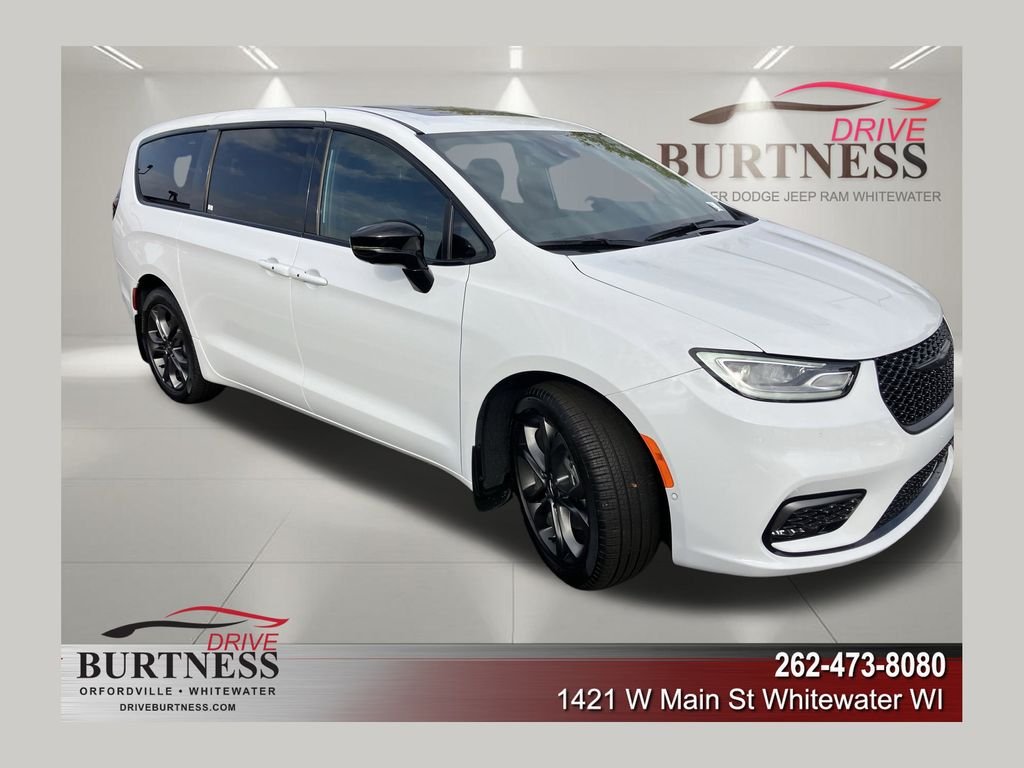 2026 Chrysler Pacifica Select's photo