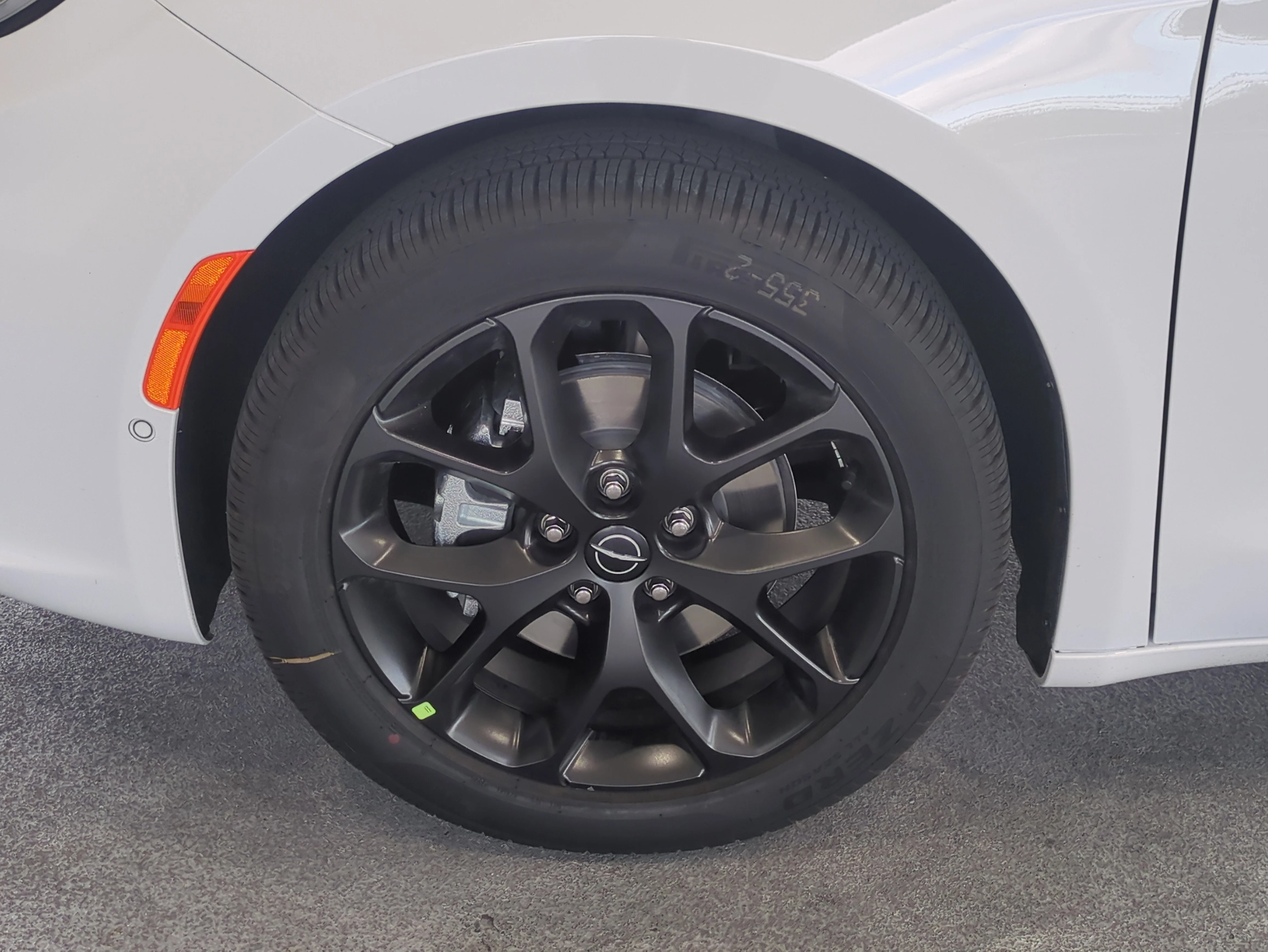 New 2026 Bright White Clear-Coat Exterior Paint Chrysler Limited image 10