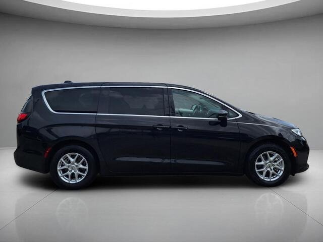 Used 2023 Brilliant Black Crystal Pearlcoat Chrysler Touring L image 6