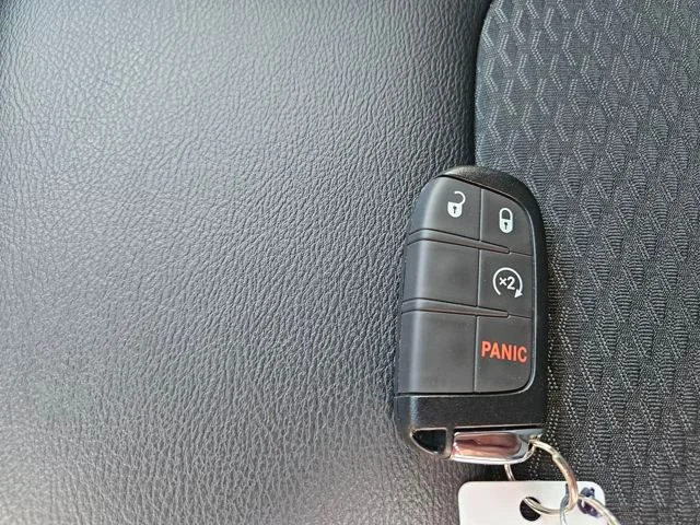 New 2026 Bright White Clearcoat Jeep Latitude image 29