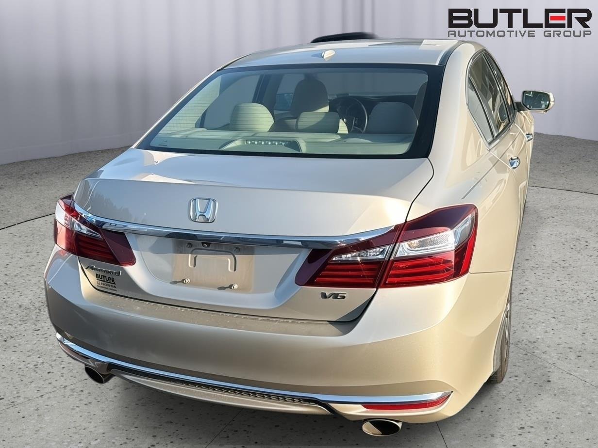 Used 2017 Champagne Frost Pearl Honda EX-L V6 image 9
