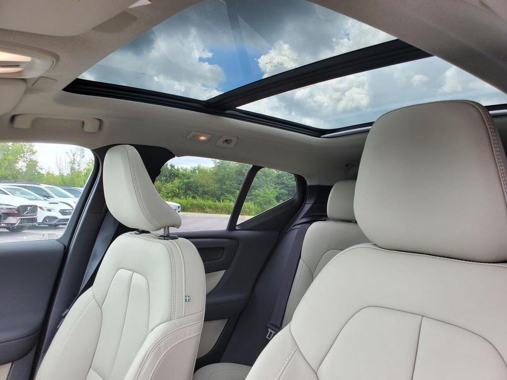 2026 Volvo XC40 Plus - Photo 8