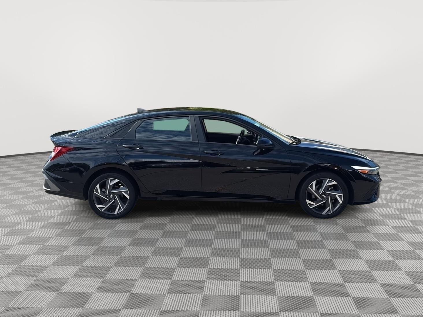 2025 Hyundai Elantra SEL - Photo 4