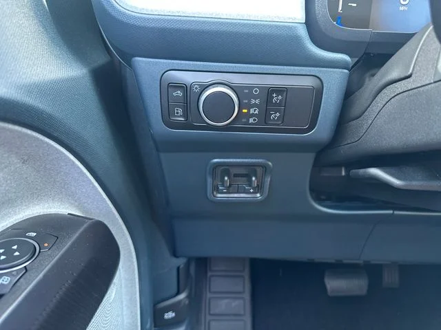 New 2025 Oxford White Ford XLT image 19