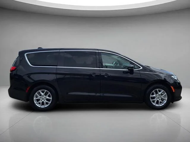 Used 2023 Brilliant Black Crystal Pearlcoat Chrysler Touring L image 6