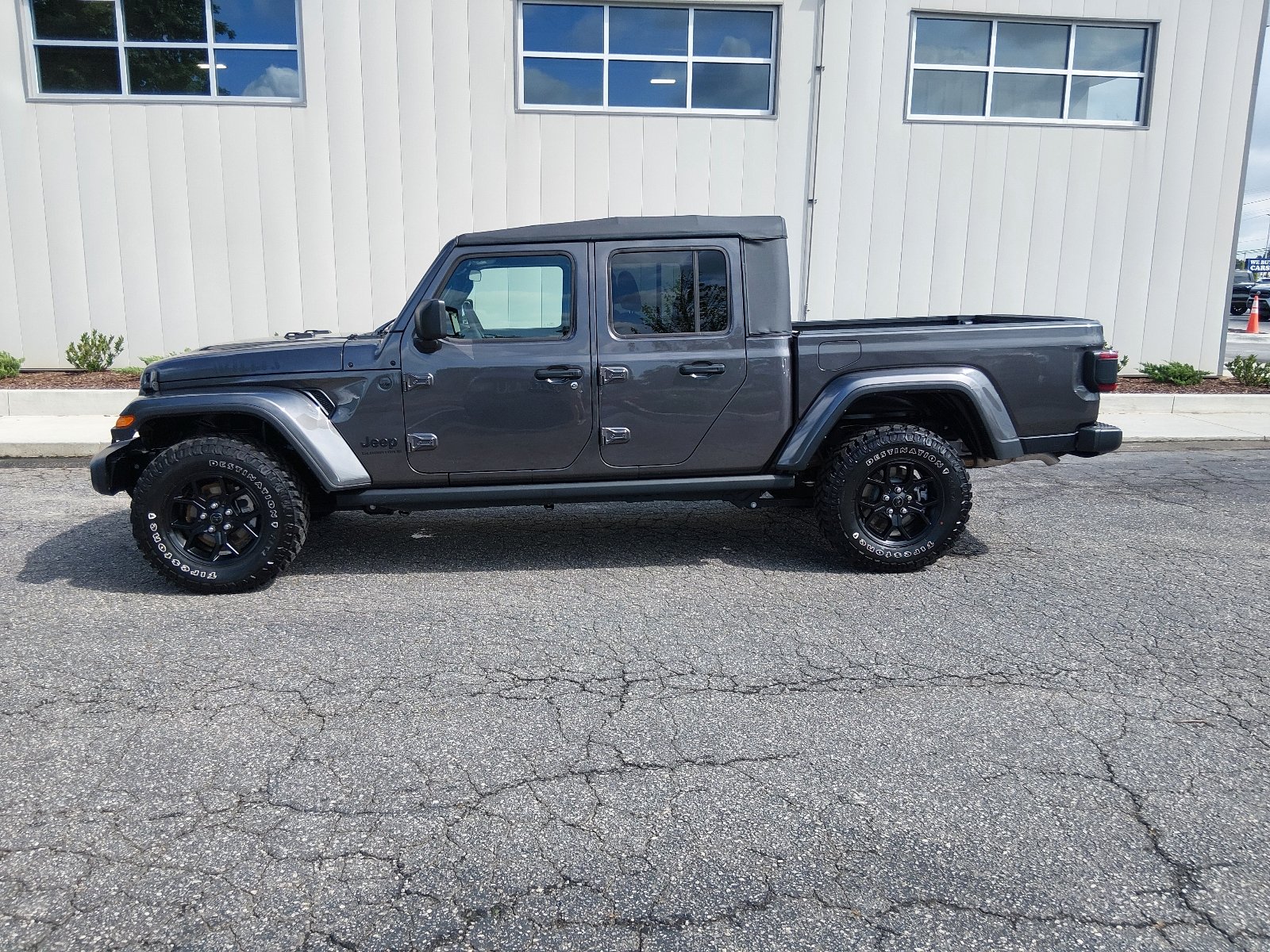 Used 2025 Granite Crystal Metallic Clear Coat Jeep Willys image 6