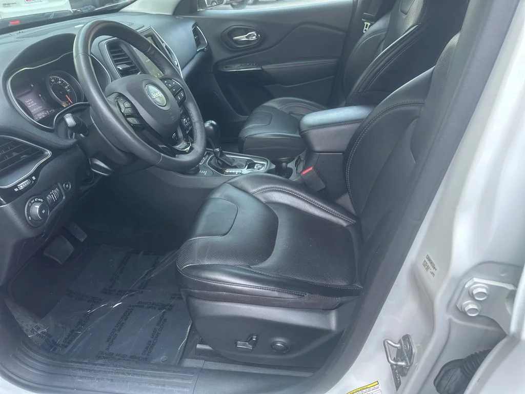 Used 2023 White Jeep Altitude image 9