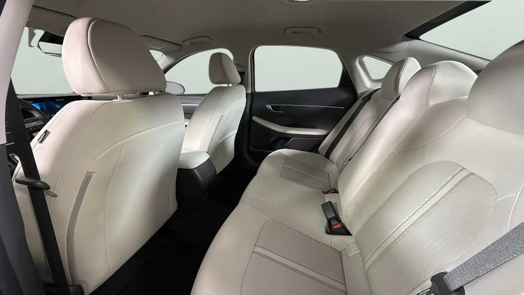 Used 2025 Silver Hyundai SE image 25