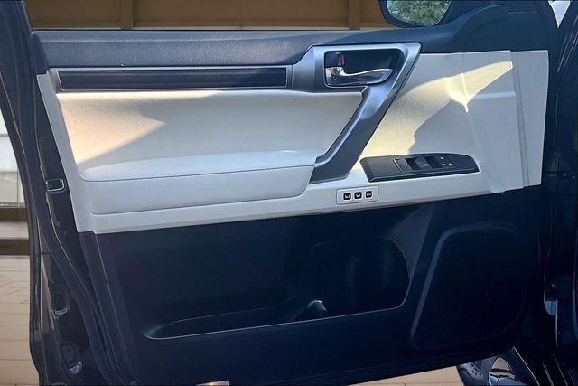Used 2022 Black Lexus 460 image 22