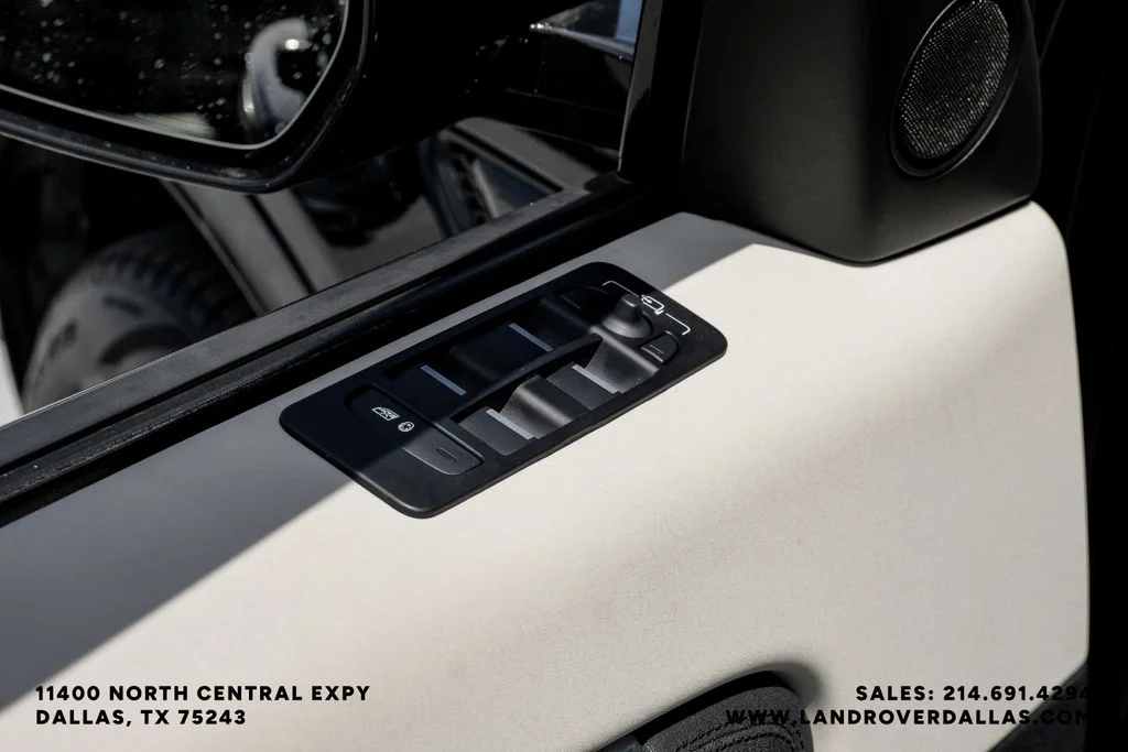 Used 2025 Black Land Rover S image 43