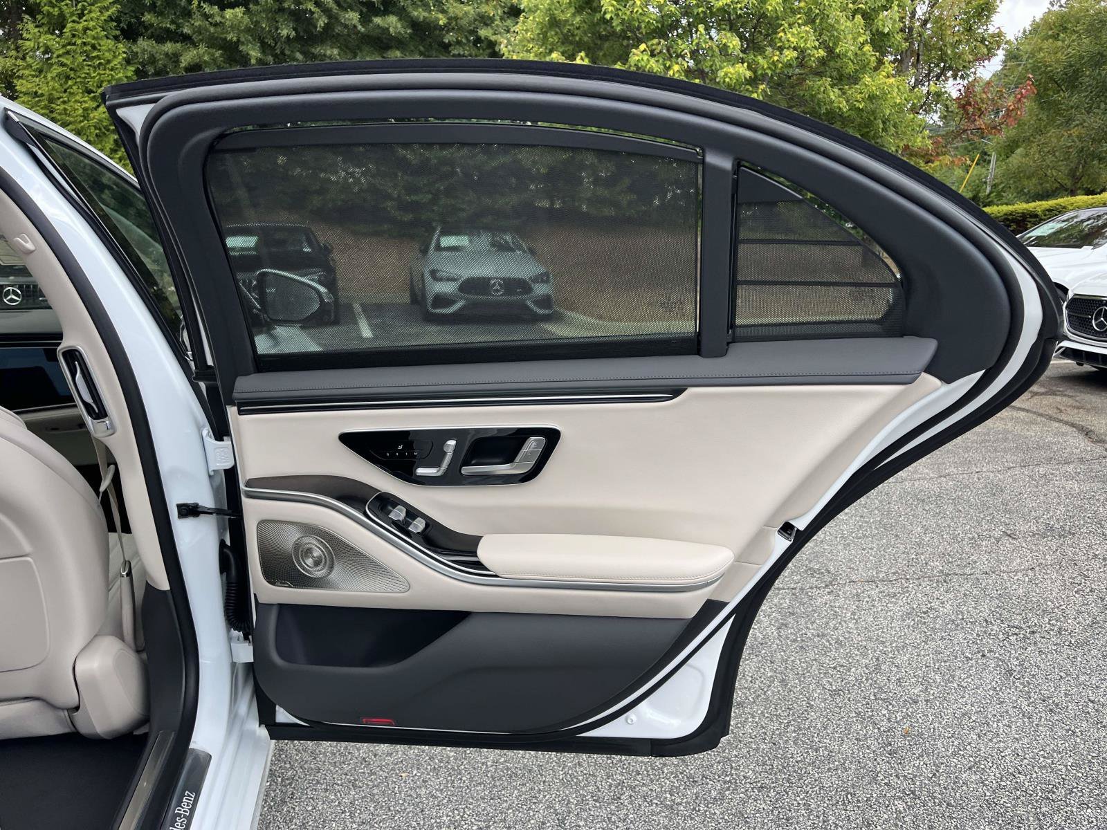 New 2027 MANUFAKTUR Moonlight White Metallic Mercedes-Benz S 500 4MATIC® Sedan image 40