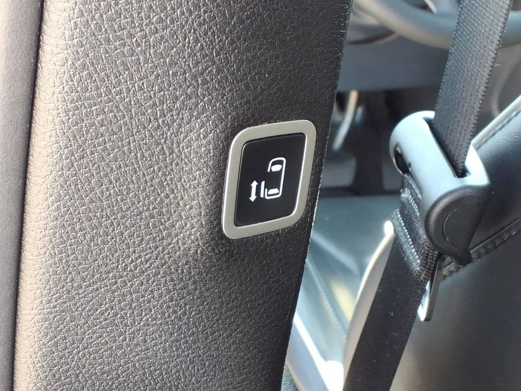 Used 2025 White Chrysler Limited image 28