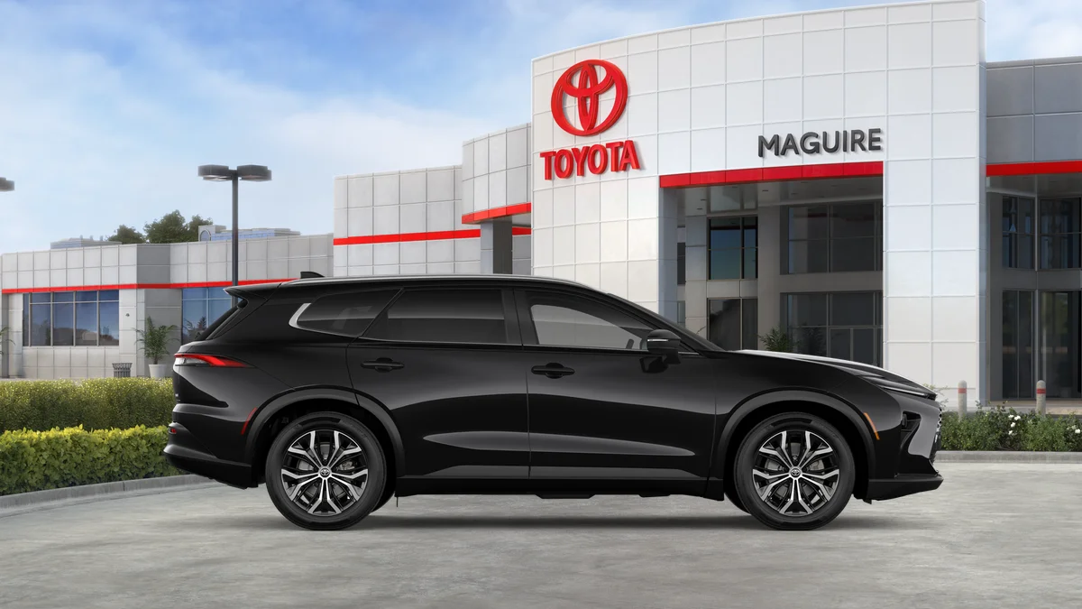 2025 Toyota Crown Signia XLE - Photo 24