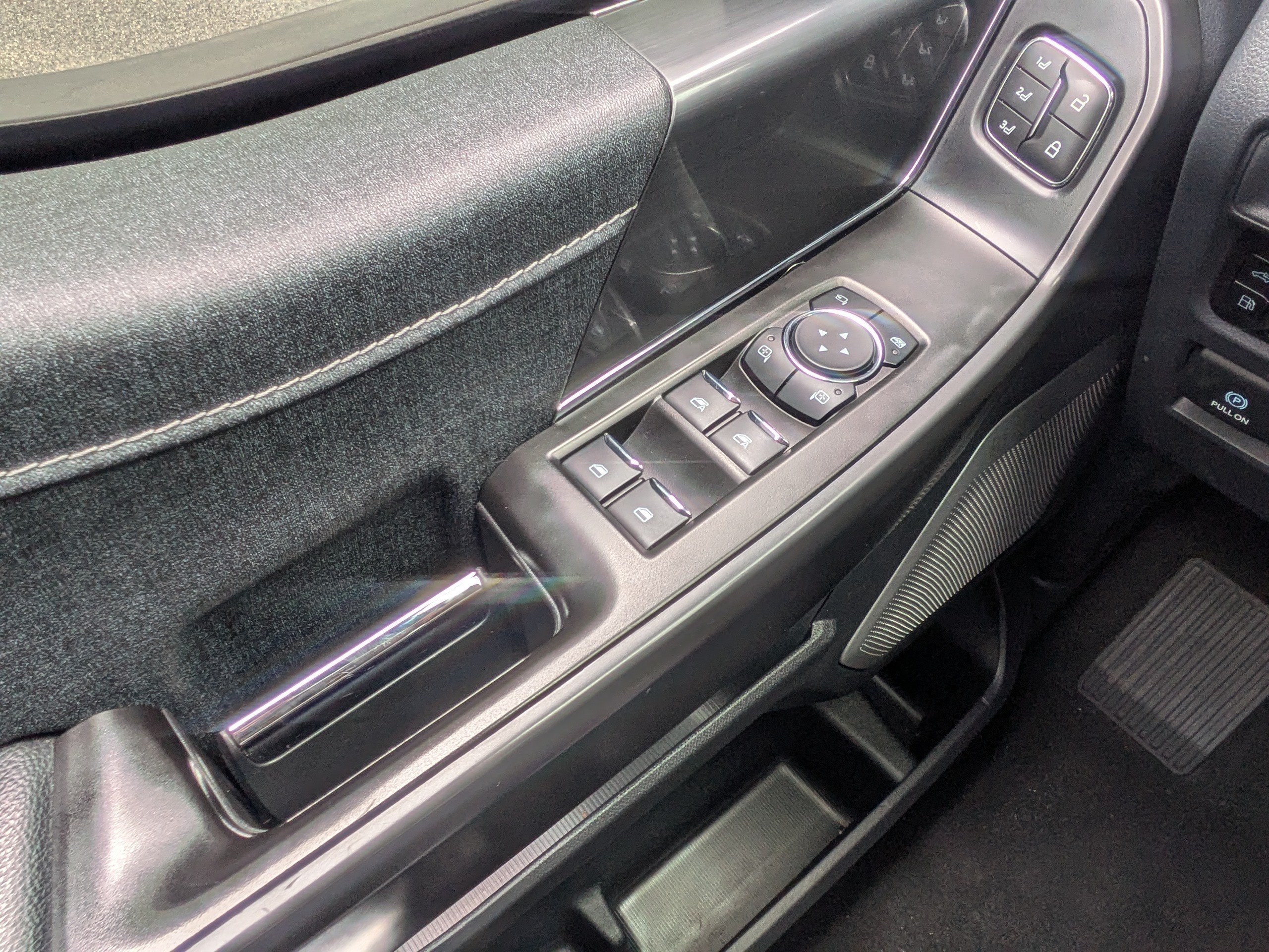 Used 2024  Ford LARIAT image 25