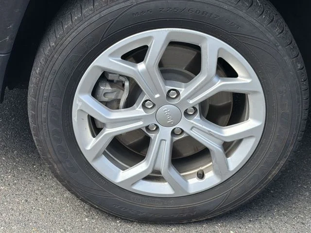 Used 2024 Silver Jeep Latitude image 17