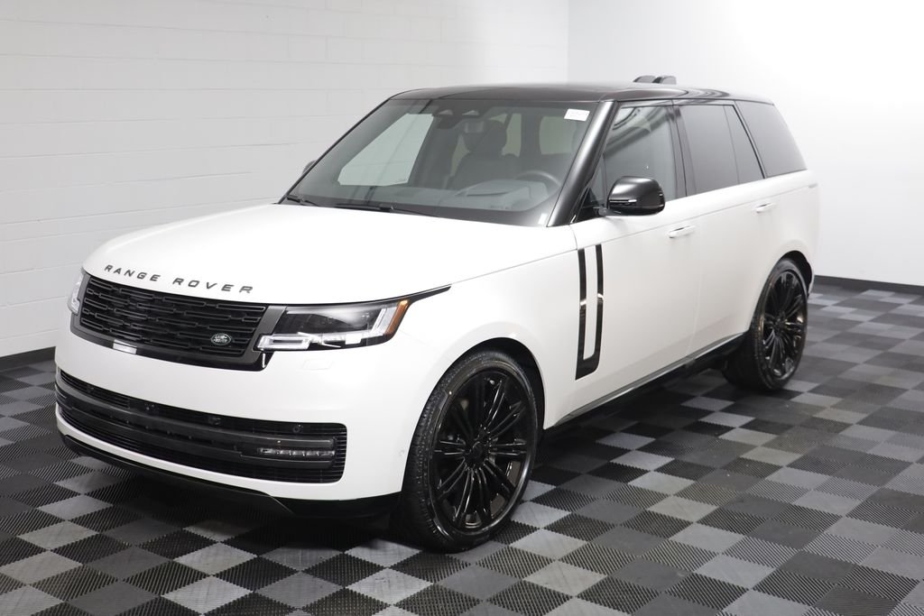 New 2026 Icy White Satin LAND ROVER SE image 2