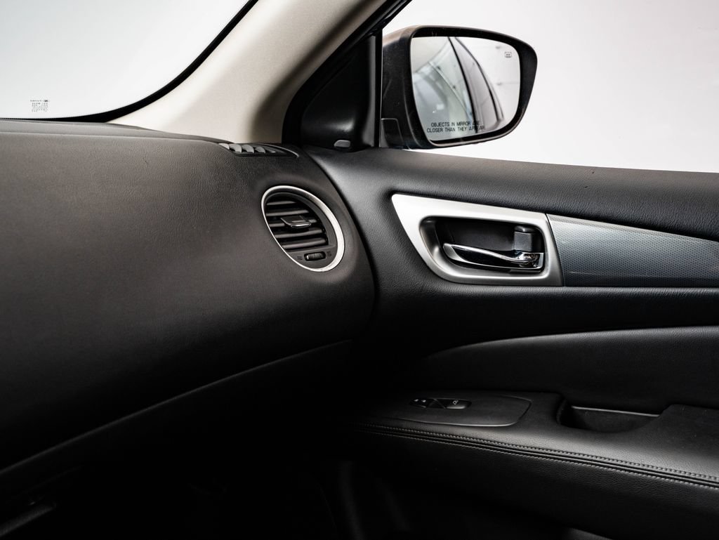 Used 2018 Caspian Blue Nissan SL image 37