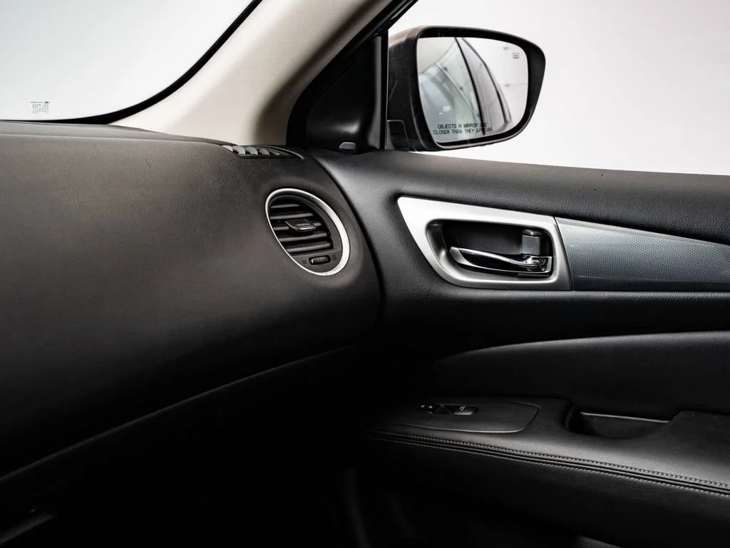 Used 2018 Caspian Blue Nissan SL image 37