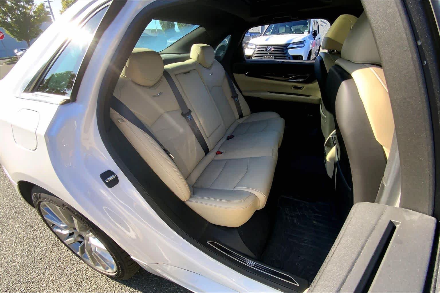 Used 2019 Crystal White Tricoat Cadillac Premium Luxury AWD image 20
