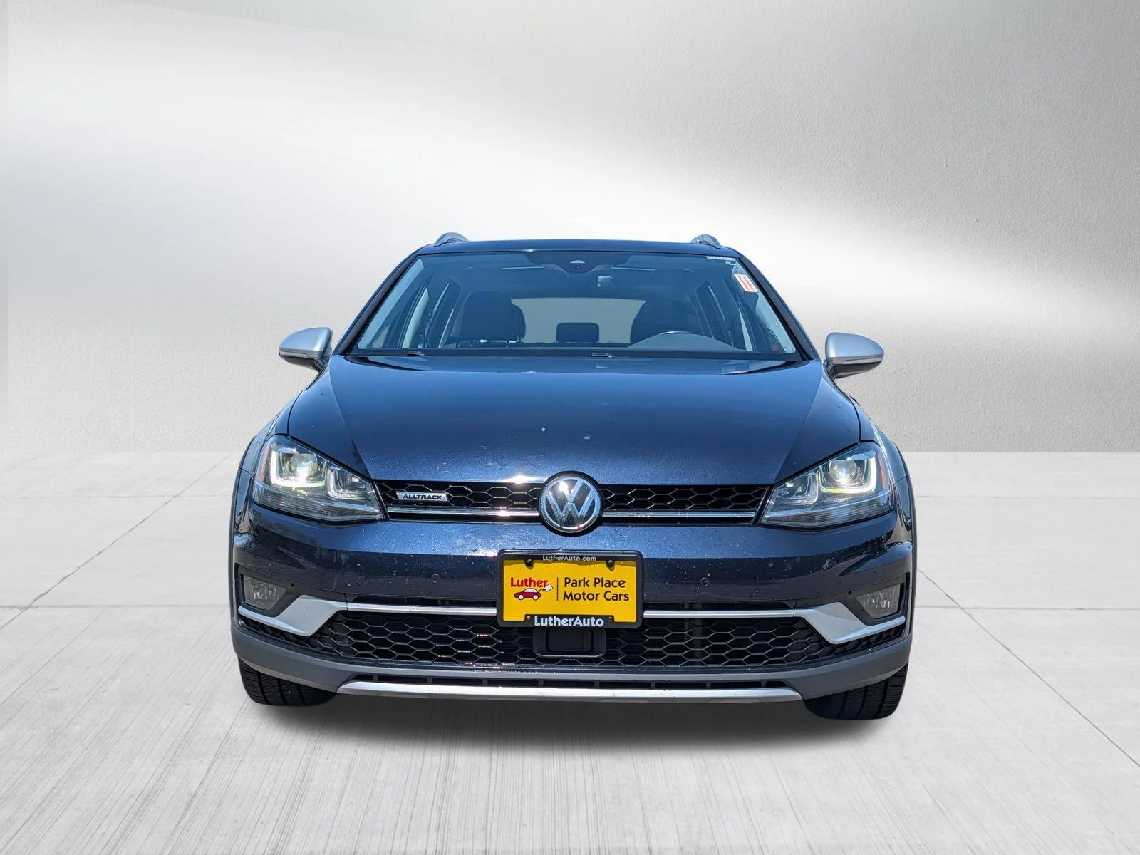 Used 2017 Night Blue Metallic Volkswagen SEL image 2