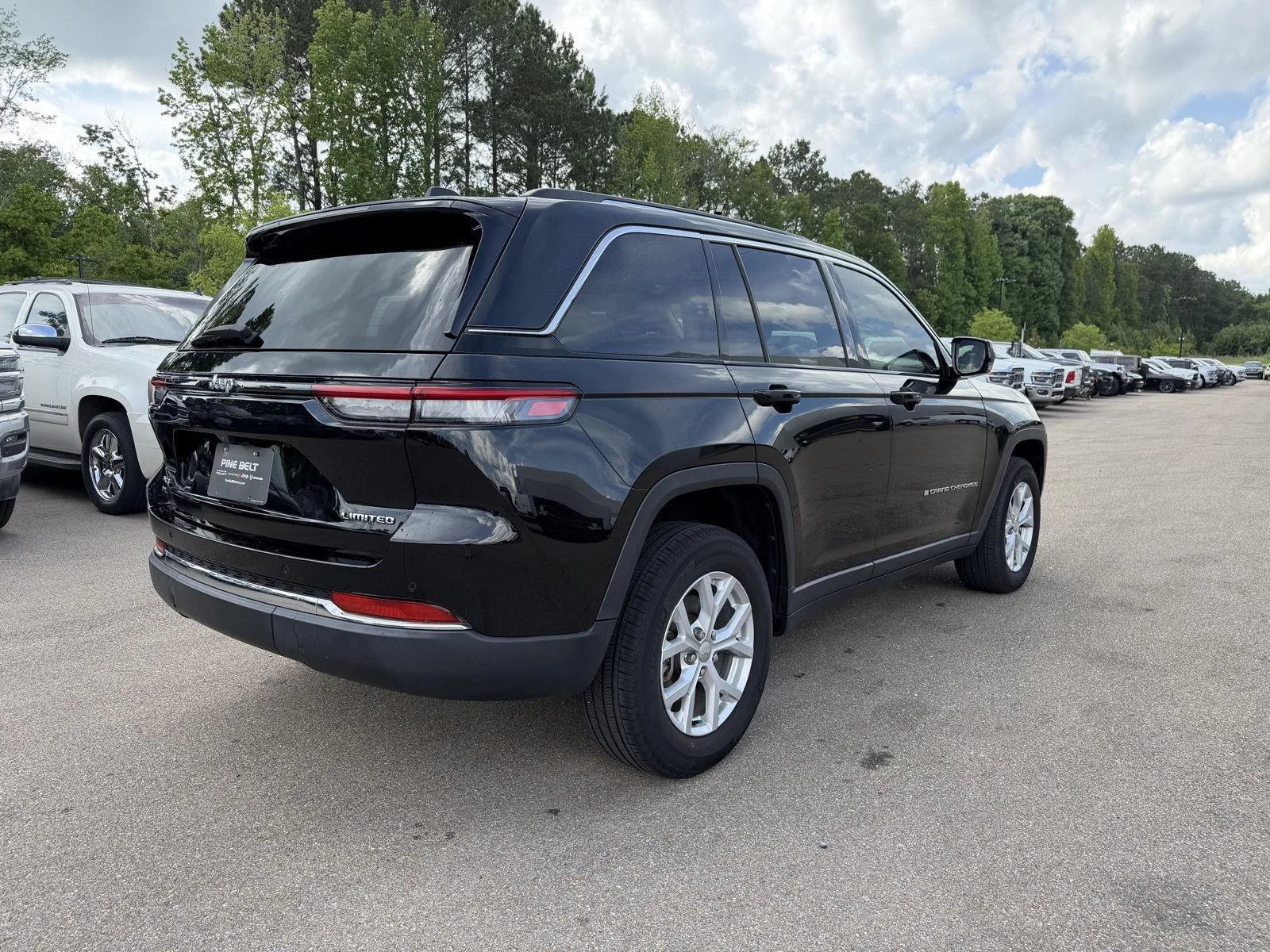 Used 2023 Diamond Black Crystal Pearlcoat Jeep Limited image 6