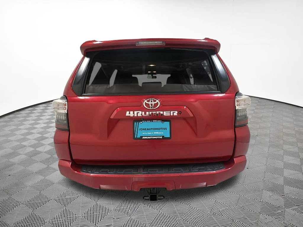 Used 2015 Red Toyota SR5 image 10