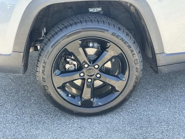 Used 2022 Silver Jeep Altitude image 7