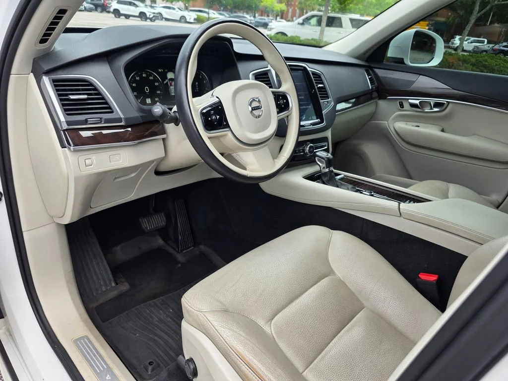 Used 2019 White Volvo T5 Momentum image 12